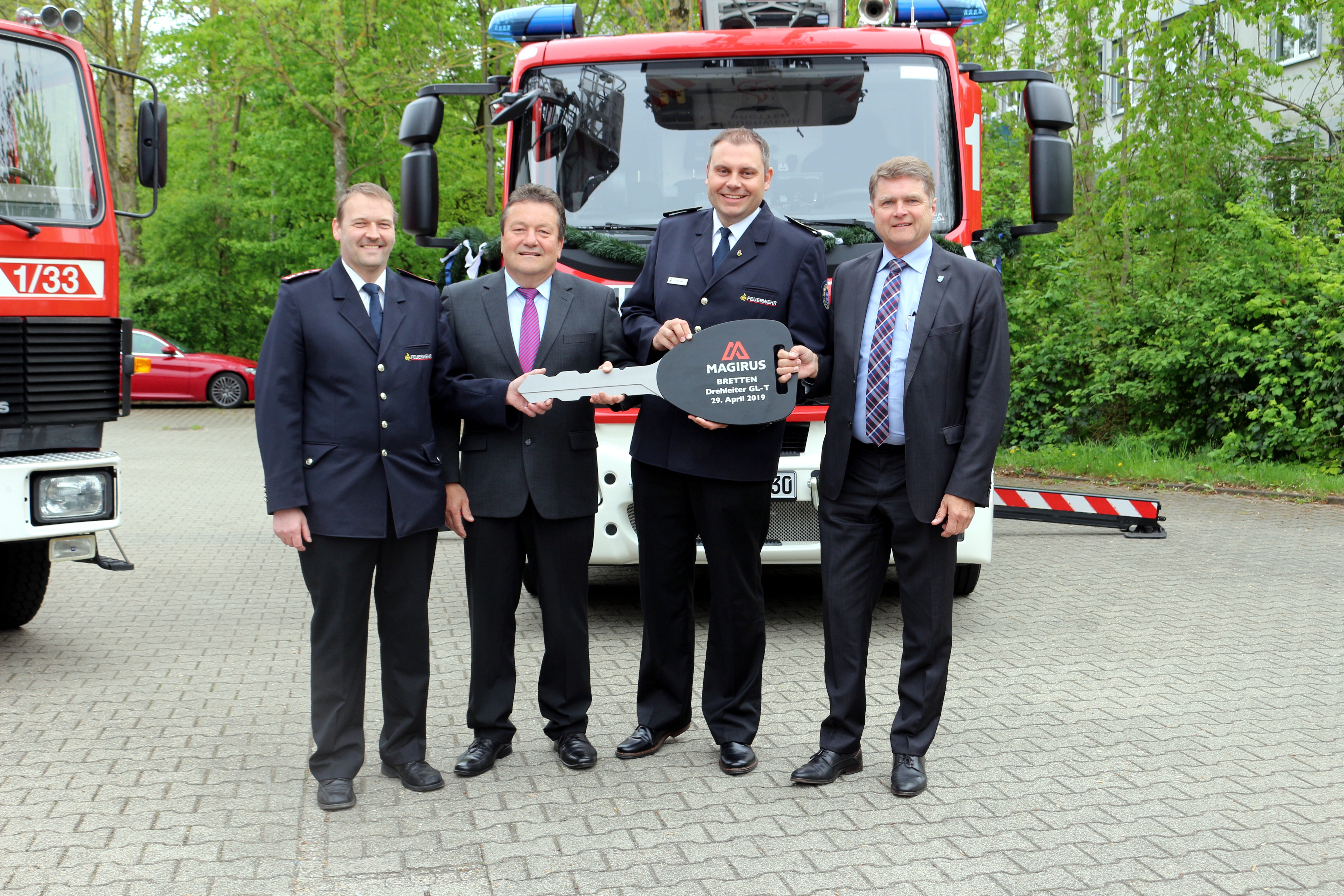 Von links: Stephan Noe (Abteilungskommandant), Uwe Freidinger (Vertriebsbeauftragter bei der Magirus GmbH), Oliver Haas (Feuerwehrkommandant) und Oberbürgermeister der Stadt Bretten, Martin Wolff.