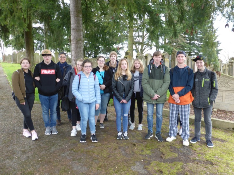 Sulzfelder Neuntklässler schauten sich auf dem Jüdischen Friedhof in Eppingen um.
