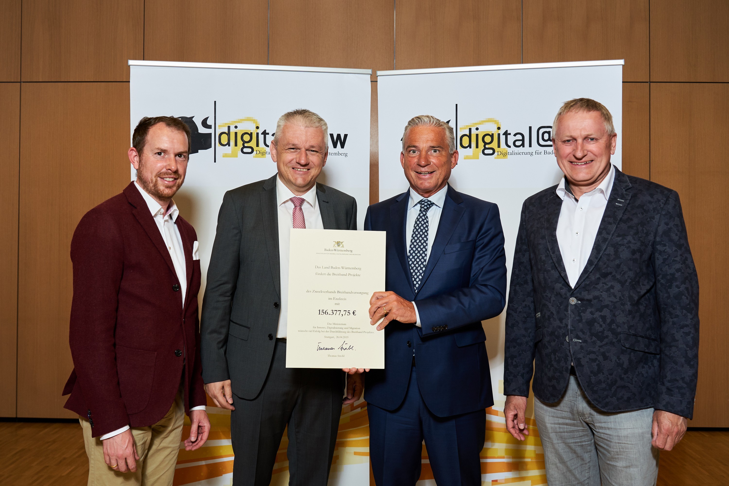 Straubenhardts Bürgermeister Helge Viehweg und Zweckverbandsvorsitzender Jörg-Michael Teply (von links) sowie Thomas Blenke MdL (rechts) freuen sich über den Förderbescheid, den sie aus den Händen von Innenminister Thomas Strobl (Zweiter von rechts) erhielten.