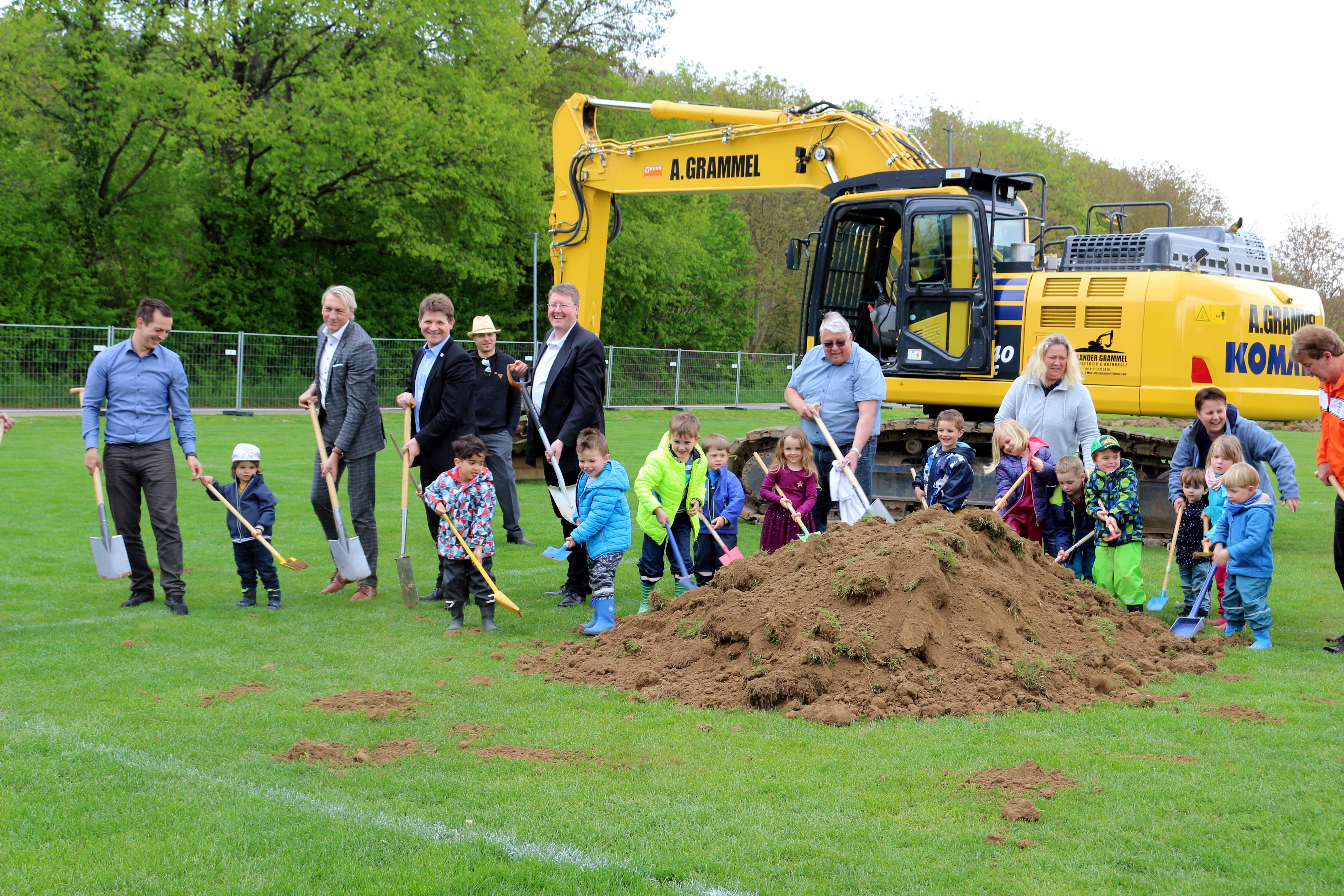 Zum Spatenstich für den neuen Fußballplatz in Bretten-Dürrenbüchig waren neben Bürgermeister Michael Nöltner (Dritter von links), Karl Velte (Leiter des Amtes Technik und Umwelt, Zweiter von links) und Ortsvorsteher Wolfgang Six (Vierter von rechts) auch die Kinder des Kindergartens Schatzinsel gekommen.