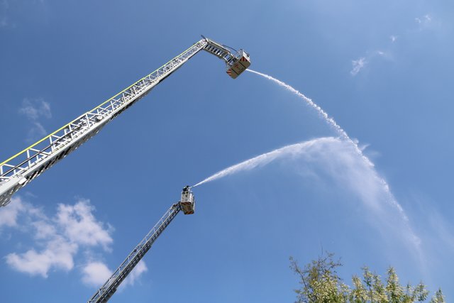Wenderohrangriff auf den Drehleitern 
(Foto: Elija Ferrigno)