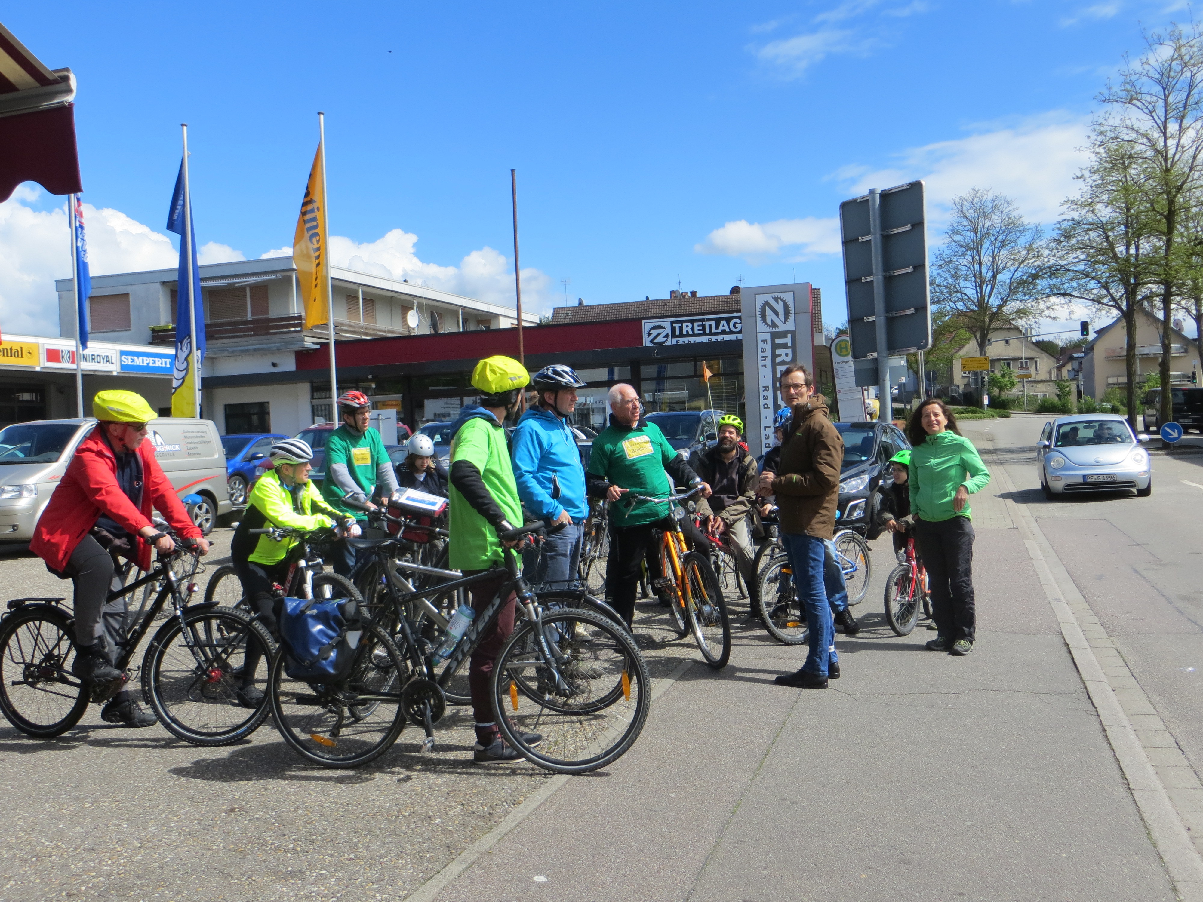 Grüne diskutierten über fehlenden Radweg: Im Vordergrund (von rechts) Stadträtin Dr. Ute Kratzmeier, Hermino Katzenstein MdL, Michael Reuß, Otto Mansdörfer, Frank Schneidereit und Dr. Fabian Nowak.