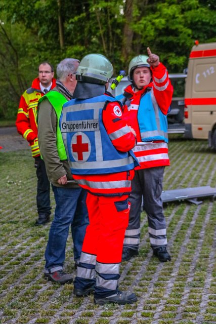 Lagebesprechung unter den Gruppenführern 
(Foto: Elija Ferrigno)