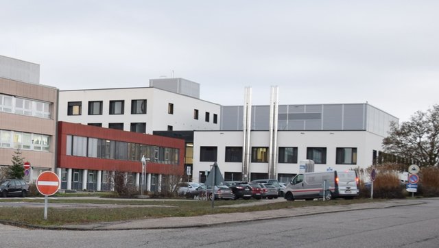Das künftige Fachärztezentrum auf dem Rechbarg: Der rote Bestandsbau zwischen dem Altbau der Rechbergklinik (links) und dem Neubau (rechts) soll dafür aufgestockt und erweitert werden.