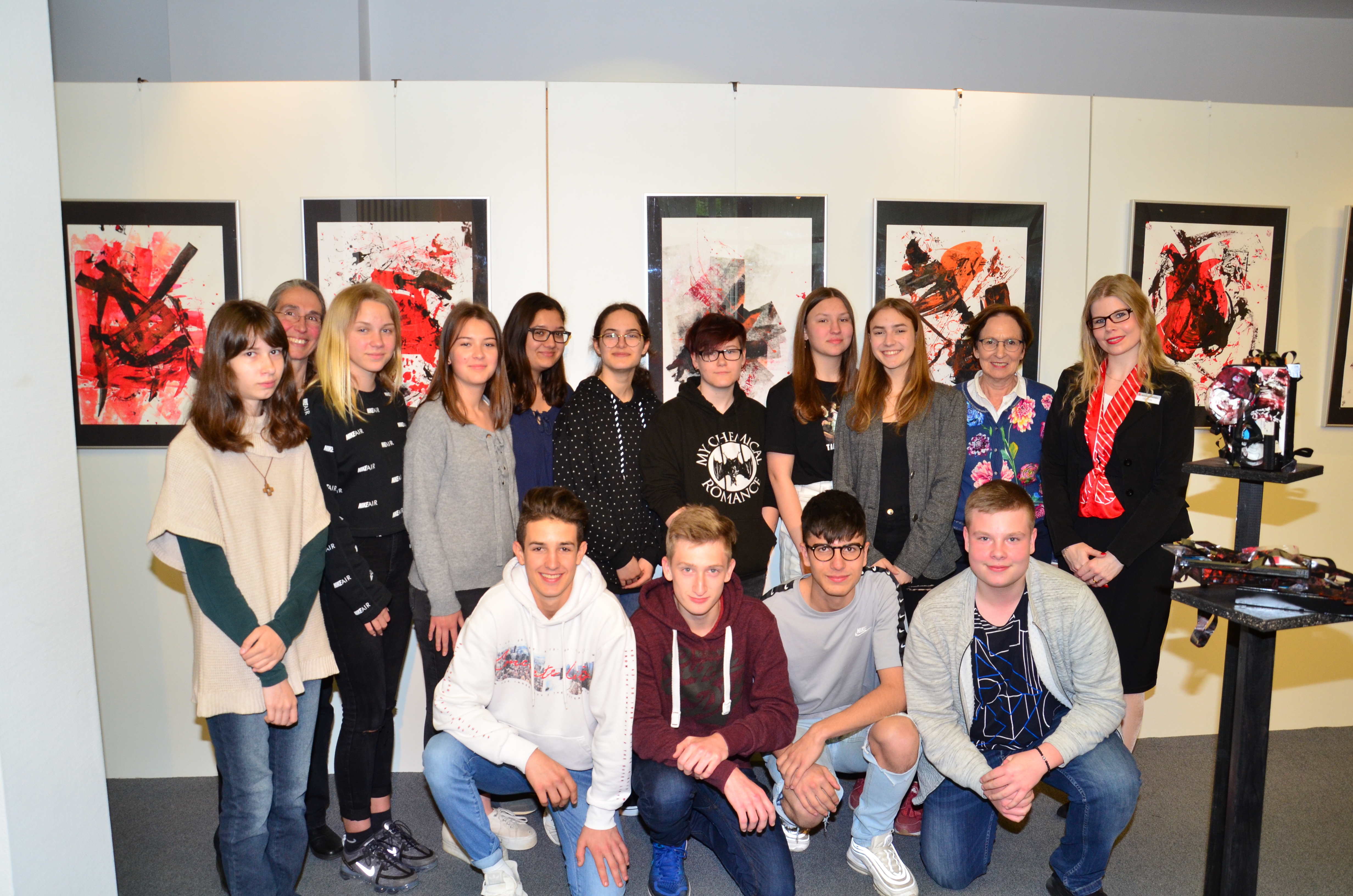 Die ESG-Schülerinnen und Schüler vor ihren Werken: Kunstlehrerin Christiane Weber (Zweite von links), Rektorin Annelie Richter (Zweite von rechts) und Marktgebietsleiterin Elena Eberle (rechts) sind beeindruckt von der Umsetzung des Themas.