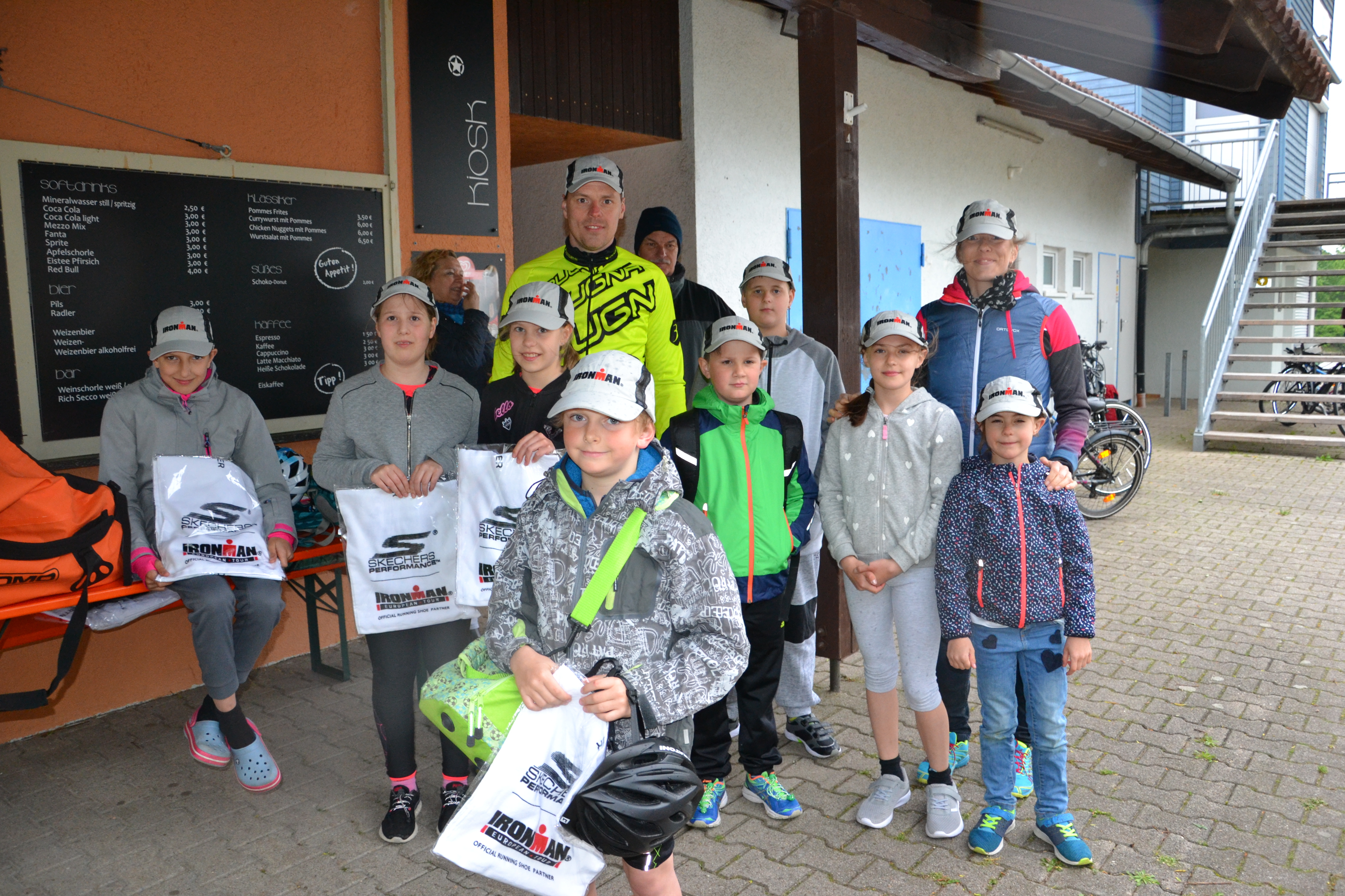 Handtücher und Schirmkappen für den Nachwuchs. Beim Triathlontraining für Kinder steht der Spaß im Vordergrund.