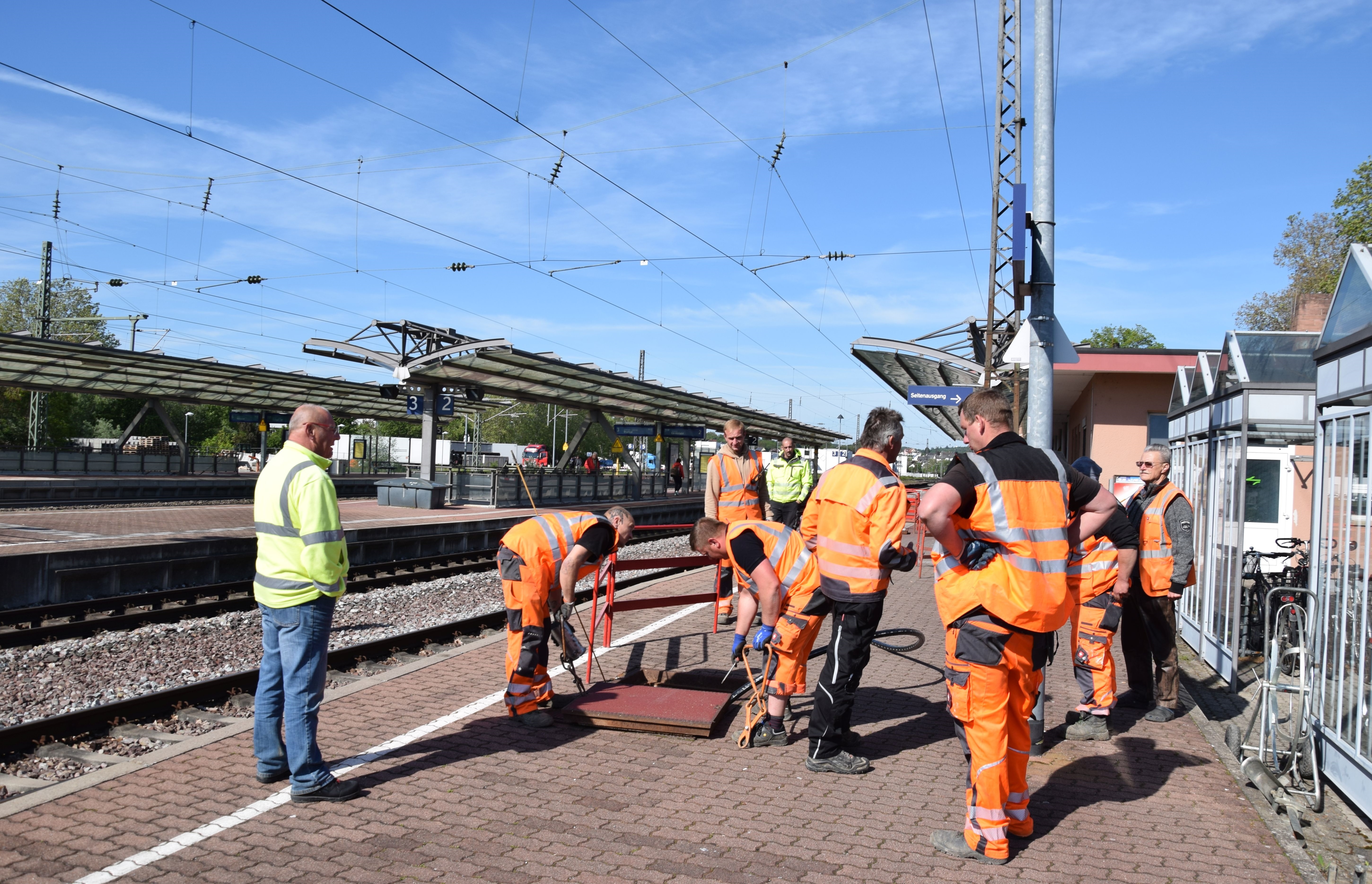 Kabelverlegearbeiten im Brettener Bahnhof.