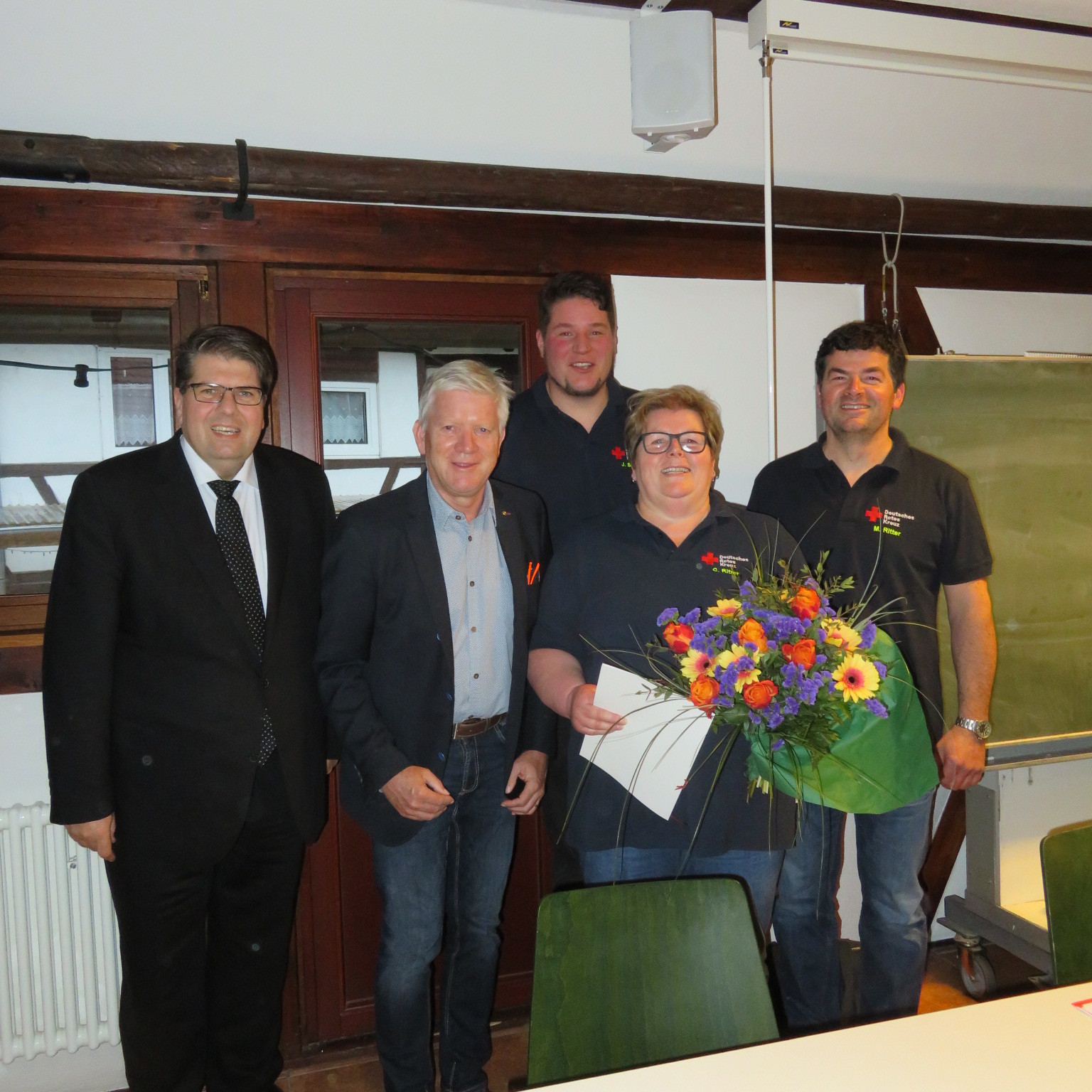 Für 30 Jahre als Bereitschaftsleiterin geehrt wurde Cornelia Ritter. Sie wird umringt von (von links) Ortsvorsteher Jens Skibbe, DRK-Kreisgeschäftsführer Jörg Biermann, Bereitschaftsleiter Jan Speck und DRK-Ortsvorsitzendem Obergrombach Martin Ritter.