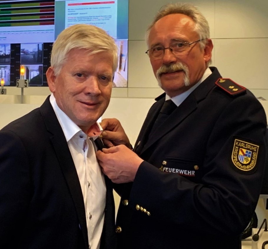 Jörg Biermann (links) wurde von Eckhard Helms mit der Ehrennadel in Silber ausgezeichnet.