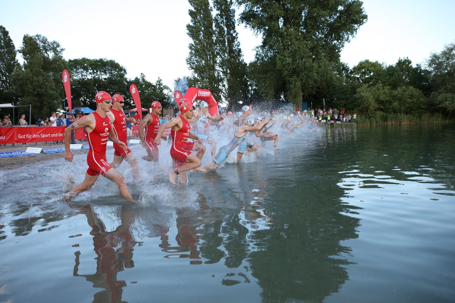 Die starken Athleten der Triathlon-Bundesliga bieten ein rasantes Rennen am Hardtsee in Ubstadt-Weiher.