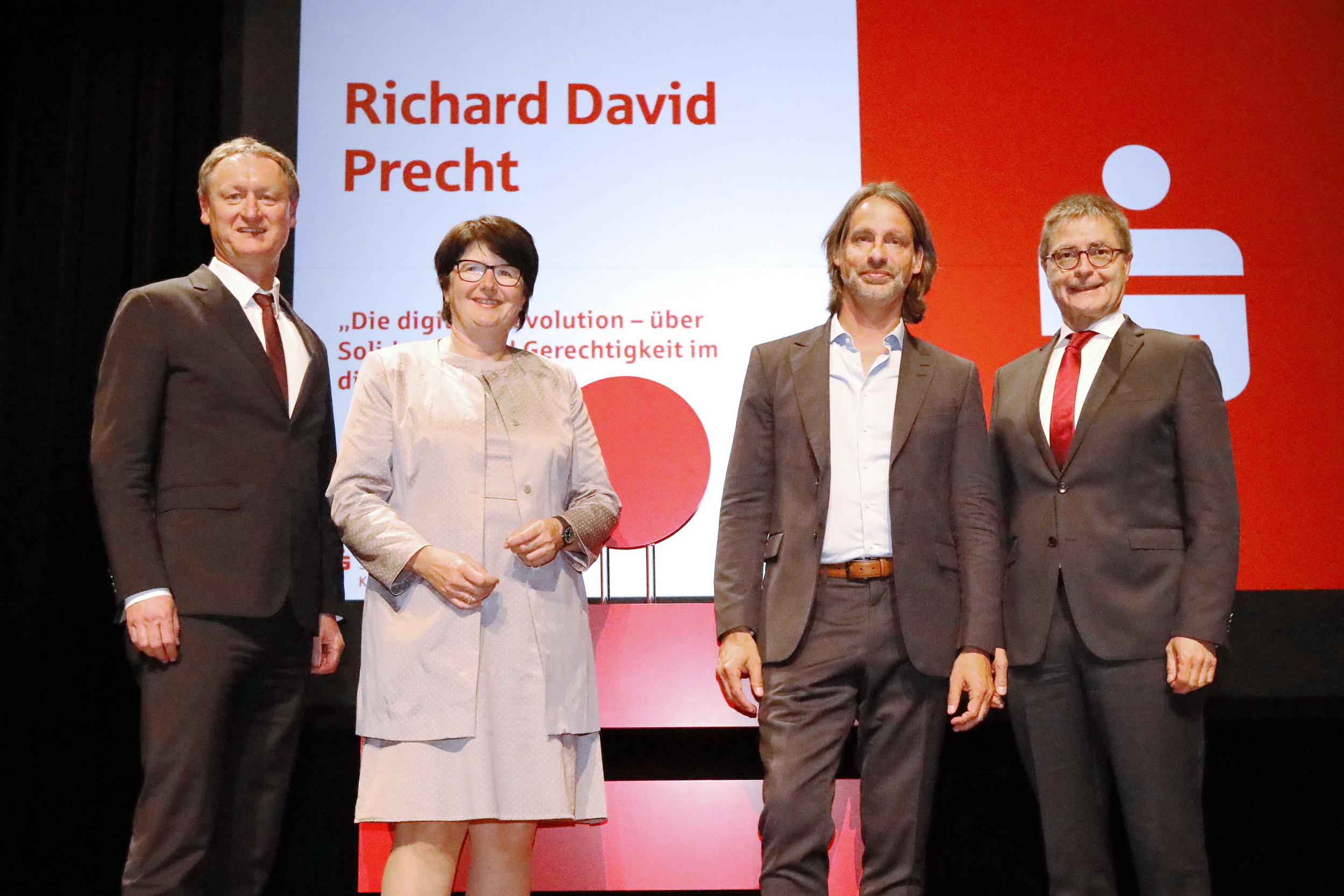 Begeisterte Zuhörer: (von links) Sparkasse-Vorstandsvorsitzender Norbert Grießhaber, Bruchsals Oberbürgermeisterin Cornelia Petzold-Schick und Sparkasse Vorstandsmitglied Thomas Geiß (rechts) mit dem Philosophen Richard David Precht (Zweiter von rechts).
