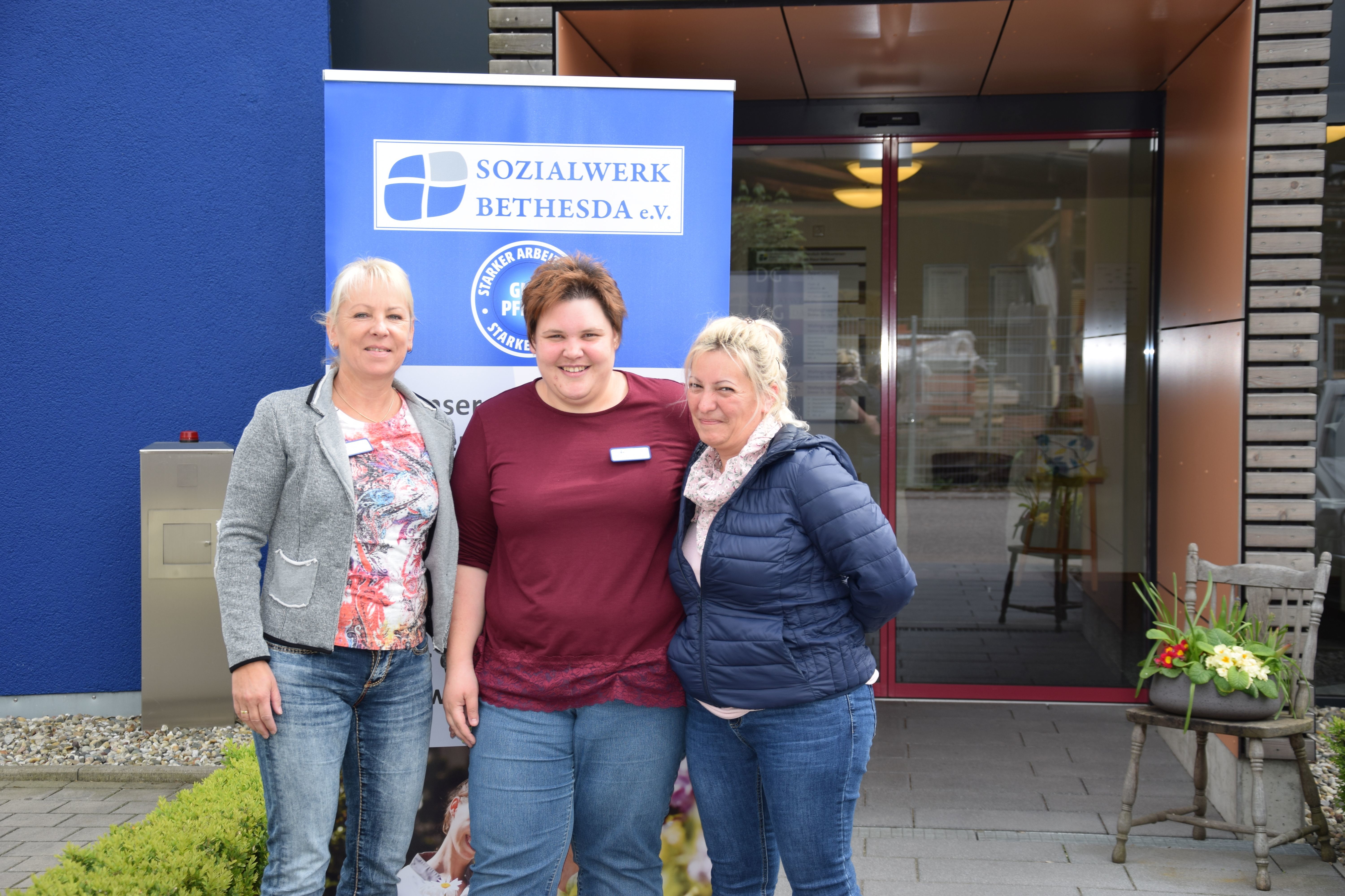 Attraktives Arbeitsklima in Haus Hebron: (von links) Hausleiterin Iris Wiedemann und Pflegedienstleiterin Melanie Dierolf mit Mitarbeiterin Marianna Villam.