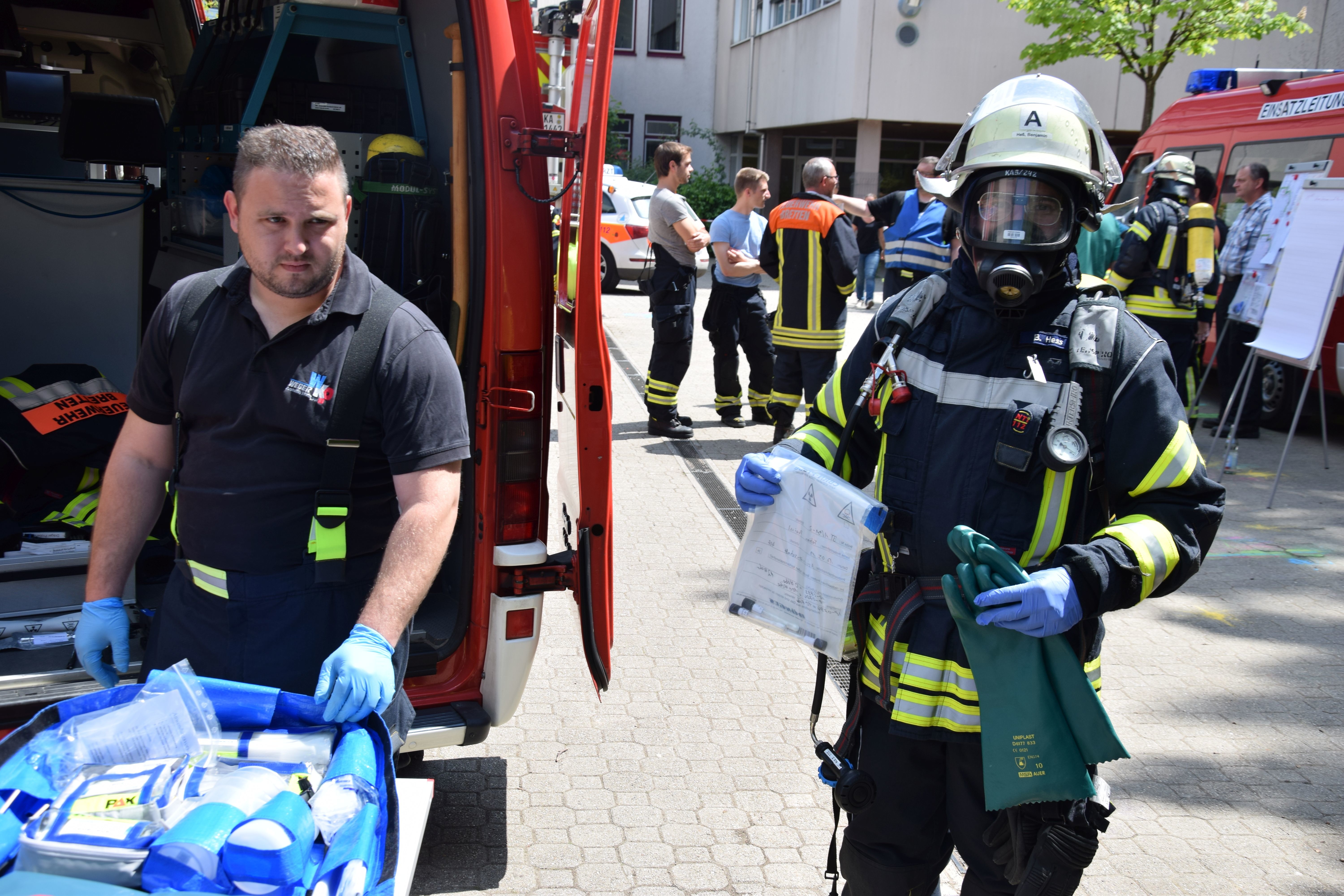 Von der Feuerwehr Bretten wurden auch Proben genommen.
