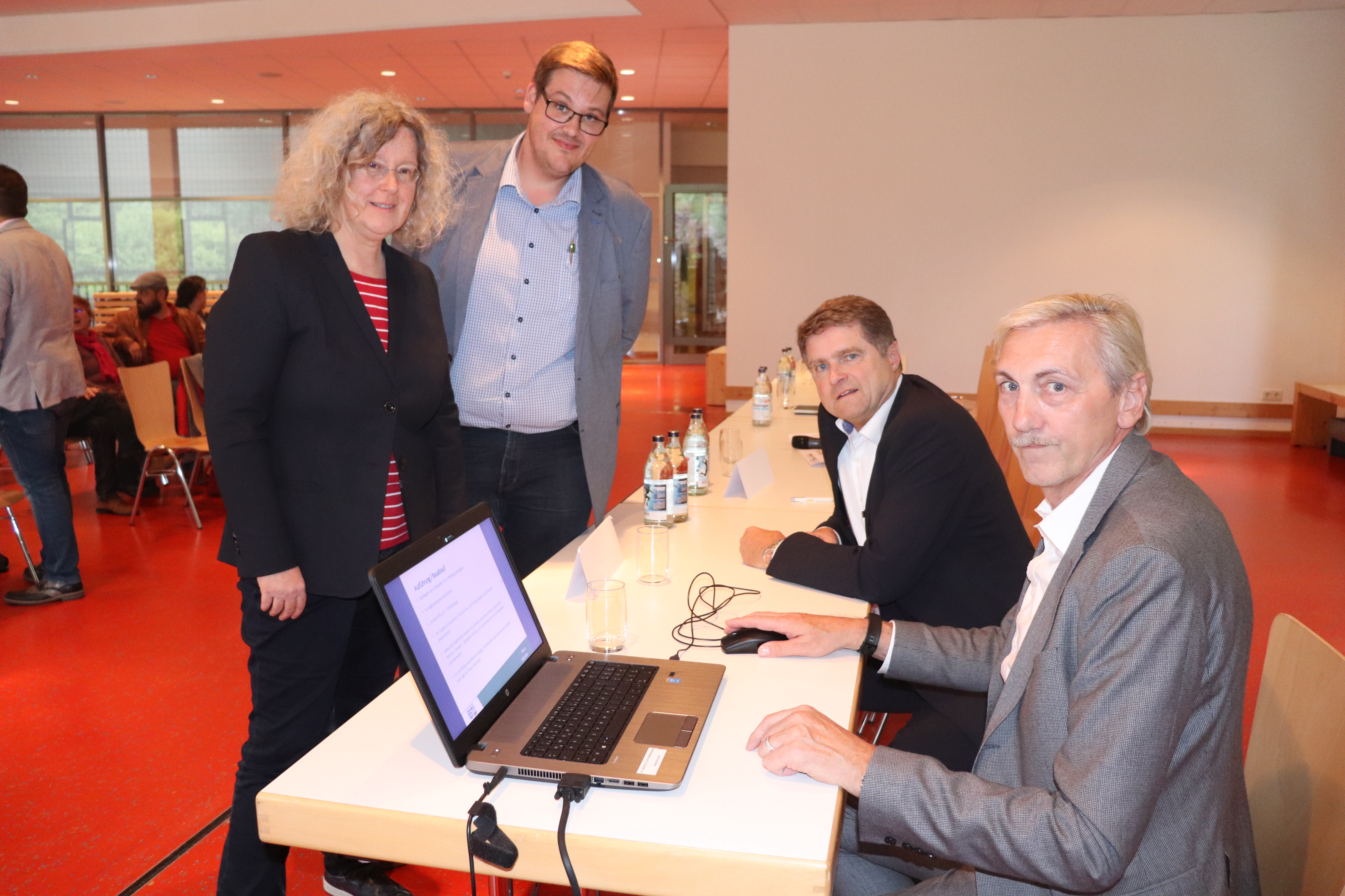 Stadt-Team im Hallensportzentrum (von links): Cornelia Hausner (Stadtentwicklung), Fabian Dickemann (Tiefbauamt), Oberbürgermeister Martin Wolff sowie Karl Velte (Amf für Umwelt und Technik).
