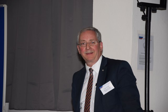 Prefag-Unternehmensleiter Jürgen Umhang begrüßte die Gäste und lud nach der Veranstaltung zum persönlichen Gespräch bei Snacks und Getränken ein. | Foto: ch