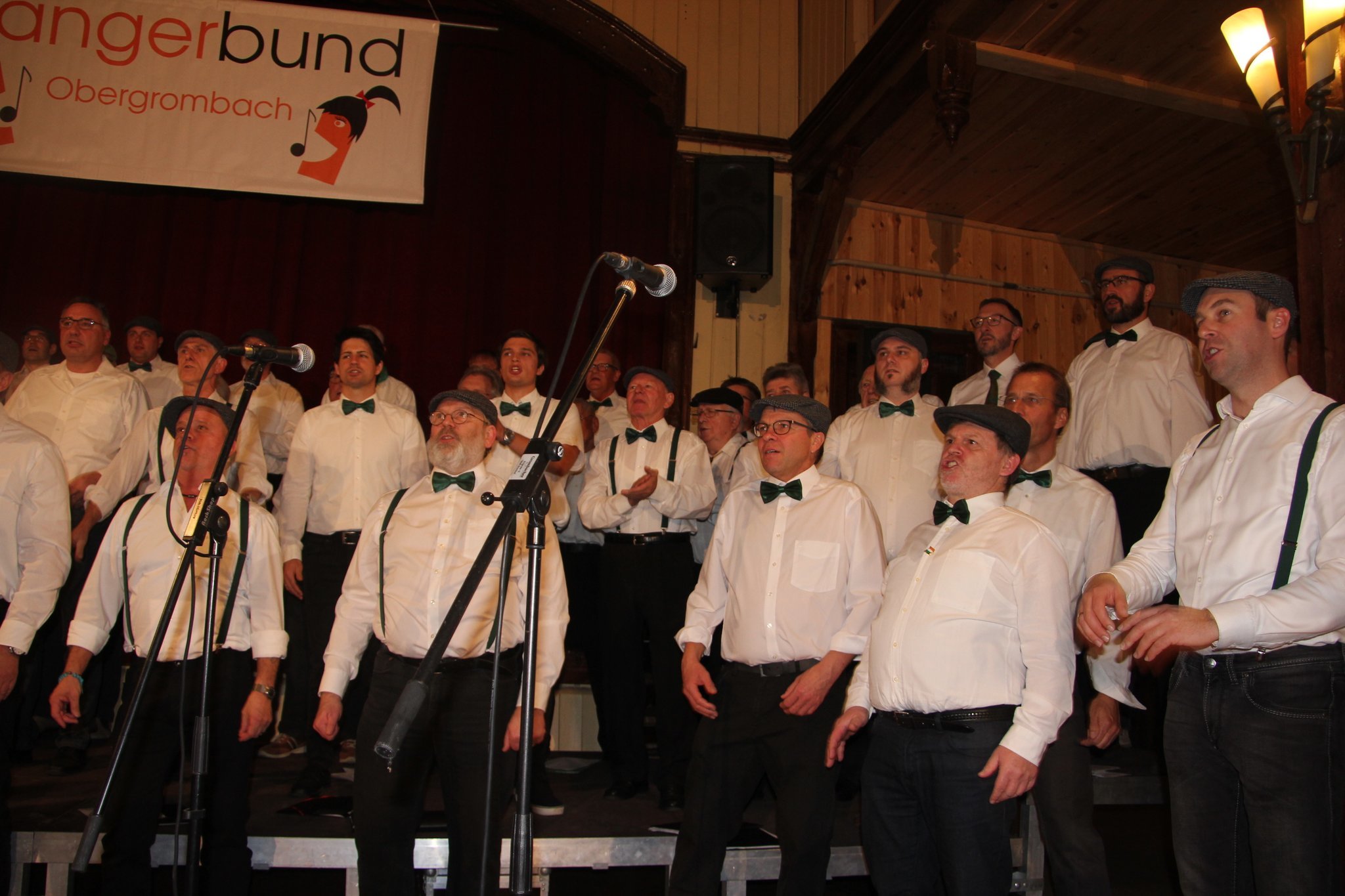 Der Sängerbund Obergrombach bei einem seiner "Men´s Night"-Wanderkonzerte in Weingarten im Herbst 2018.