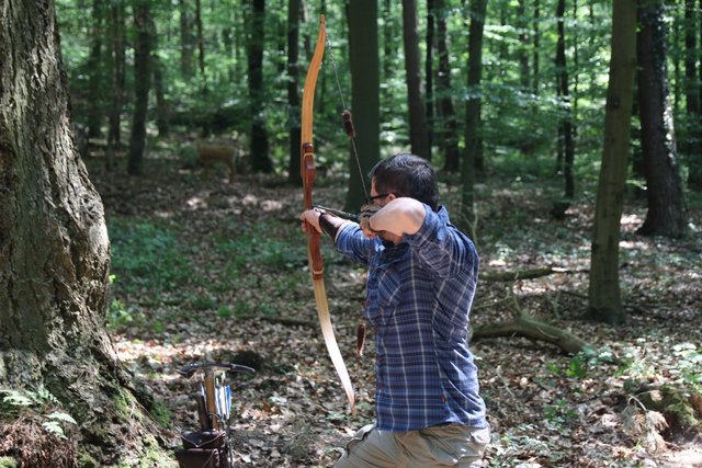 Schützen wärend des Turniers im Wald