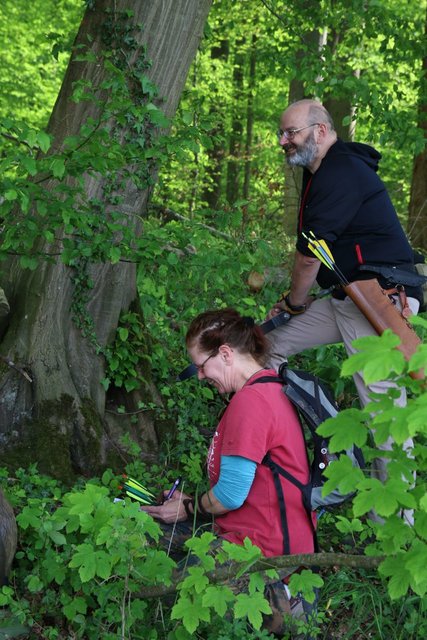 Schützen wärend des Turniers im Wald