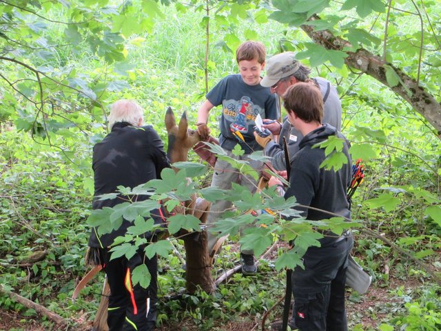 Schützen wärend des Turniers im Wald