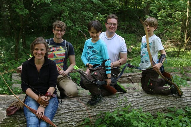 Schützen wärend des Turniers im Wald