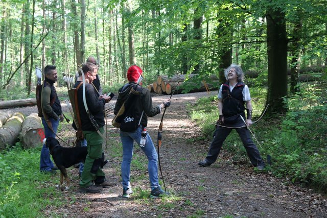 Schützen wärend des Turniers im Wald
