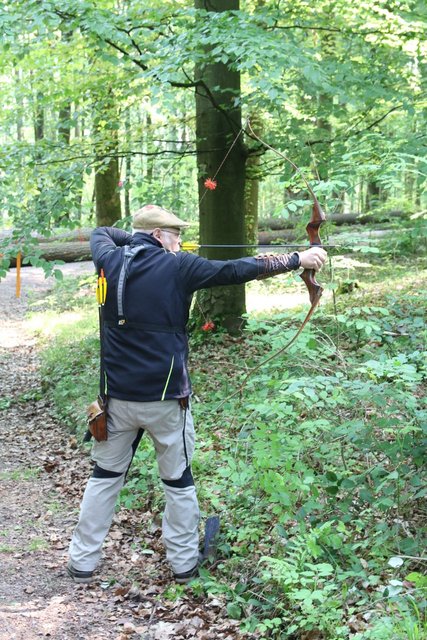 Schützen wärend des Turniers im Wald