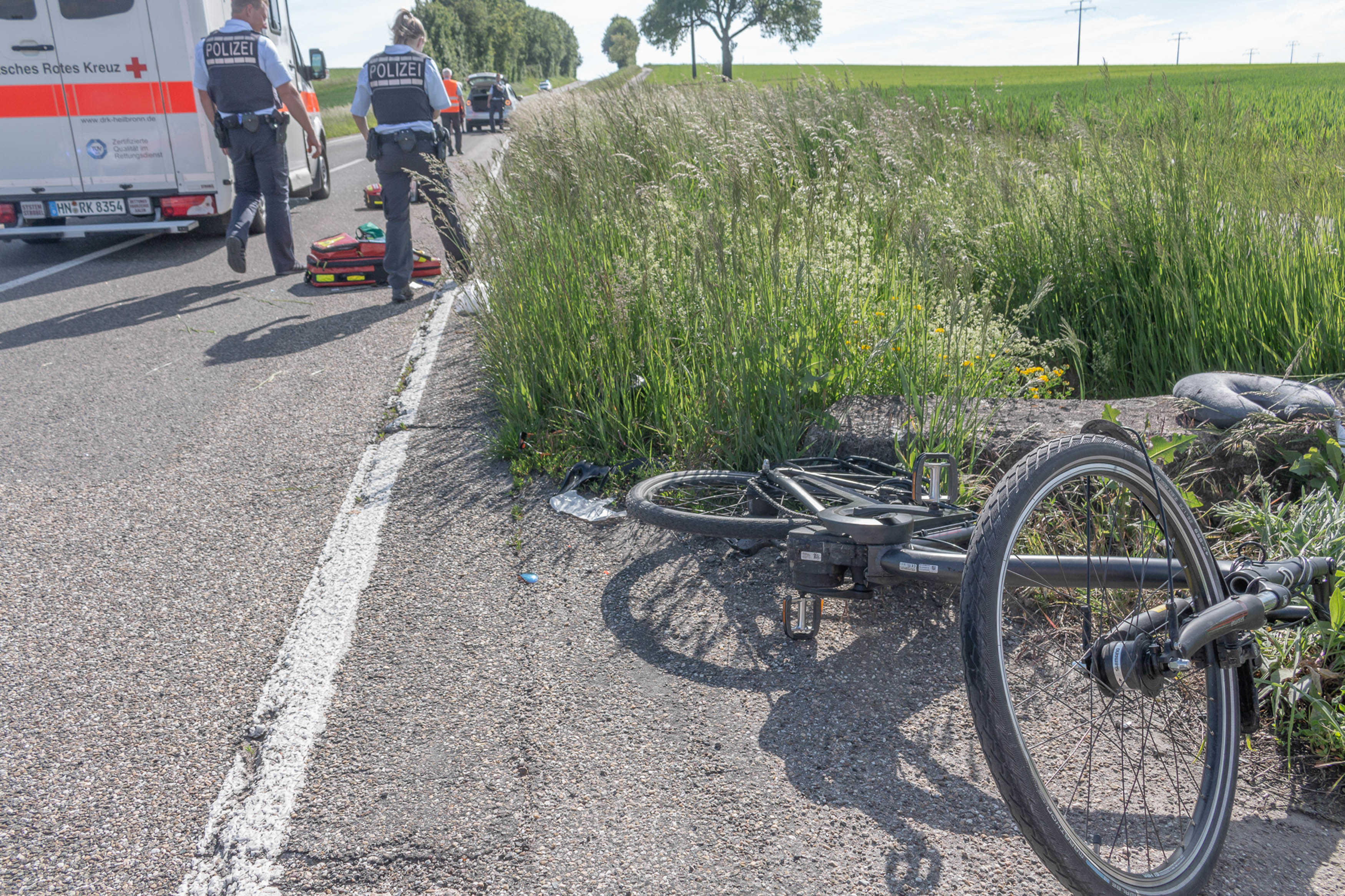 Eine E-Bike-Fahrerin ist zwischen Kürnbach (Bad Schussenried) und Oberderdingen von einem Auto erfasst und tödlich verletzt worden.
