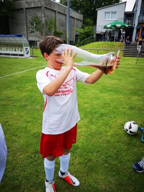 Spezi für Alle nach dem schweißtreibenden Match