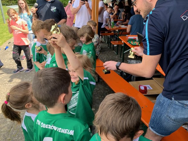 Der TSV Oberöwisheim war gleich mit 3 Bambini-Teams zu Gast in Neibsheim und zur Belohnung gab es Pokale für die Kinder