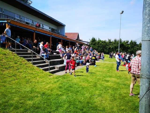 Alle Blicke gelten den Nachwuchskickern auf dem Rasen