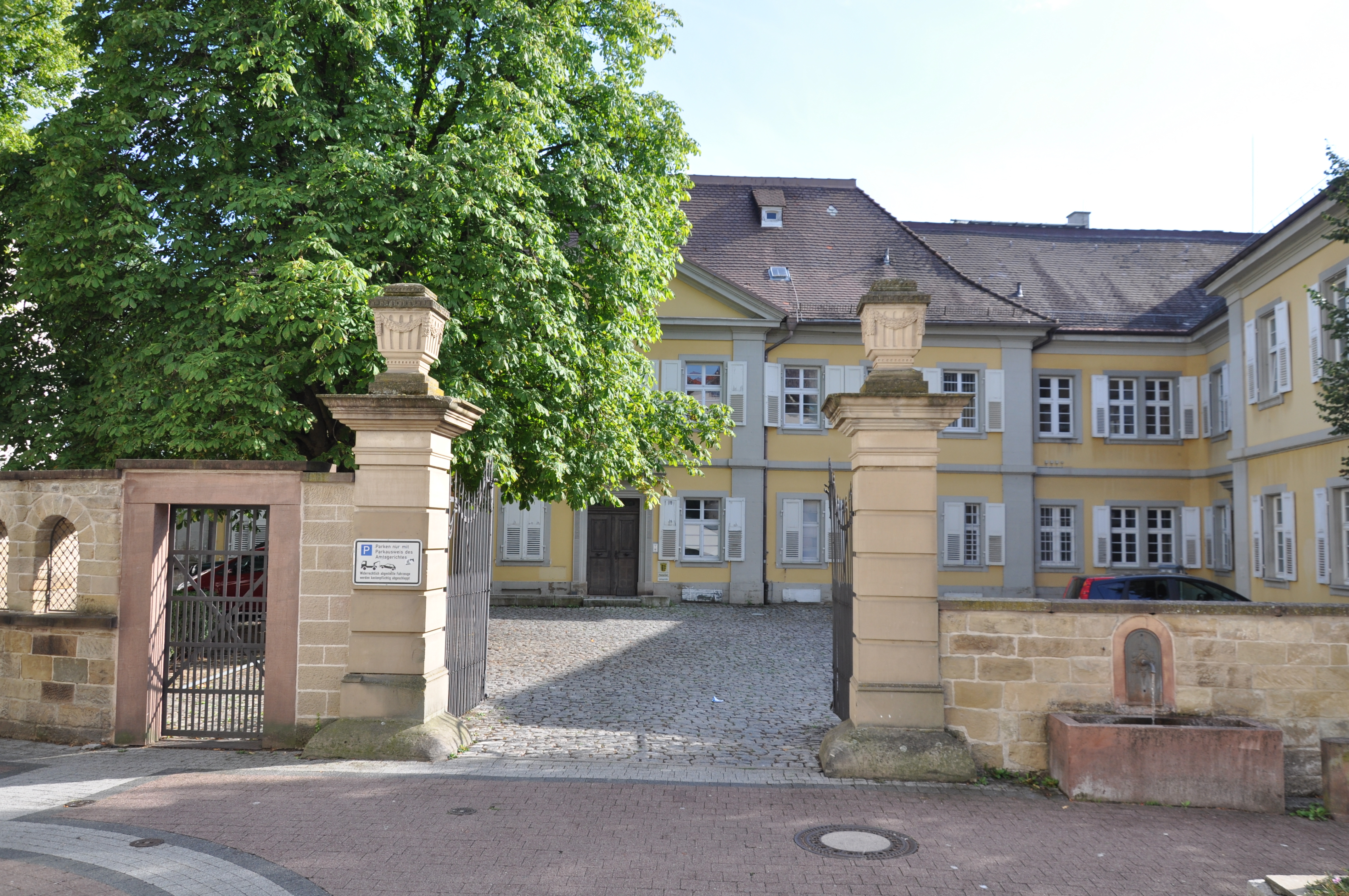 Eingang zum Brettener Amtshaus mit Notariat (Mitte) und Amtsgericht (rechts).