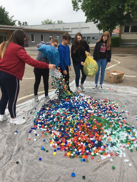 Plastikdeckel auf dem Schulhof: Mit einer "Ausstellung" der gesammelten Deckel auf dem Schulhof demonstrierten die Sulzfelder Schüler/innen auch die Menge des im Alltag anfallenden Plastikmülls.