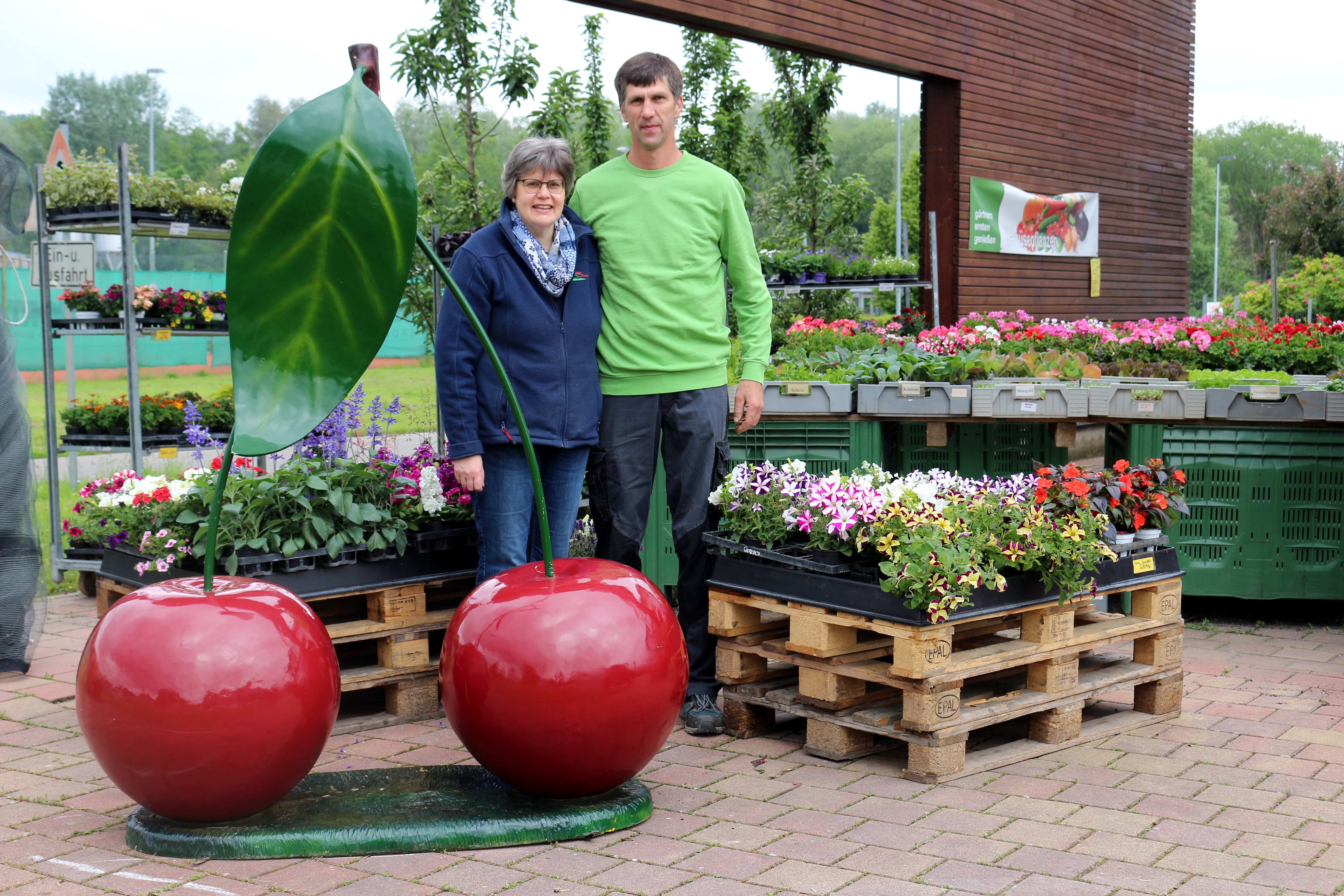 Von Äpfeln bis zu Trauben, und jetzt auch Kirschen: Diane und Martin Unterweger sind stolz auf ihr besonders schmackhaftes Obst aus eigenem Anbau.