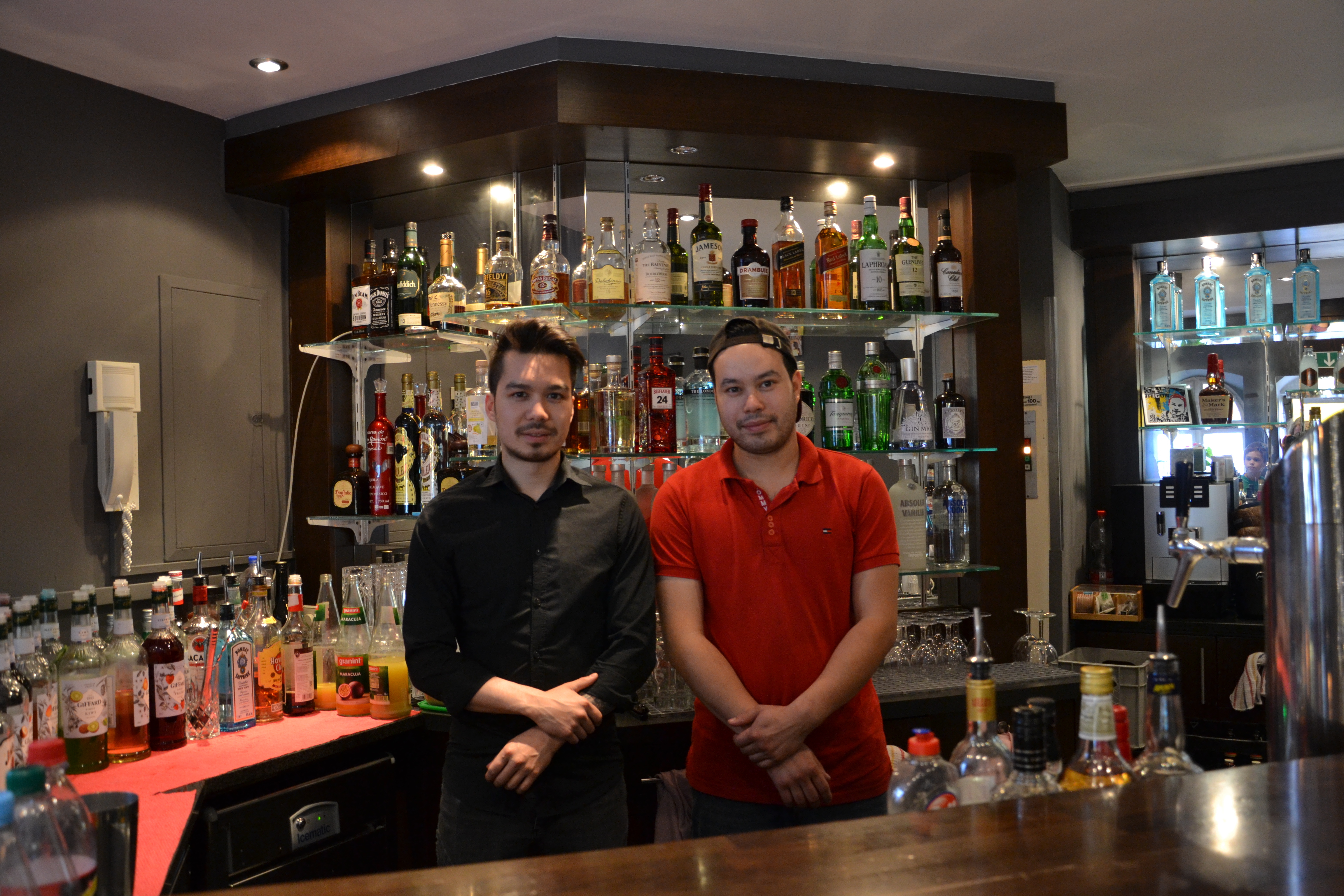 Toni und Rocco Kluttig (von links) bieten asiatische Gerichte und leckere Cocktails im neu eröffneten Saigon am Marktplatz in Bretten.