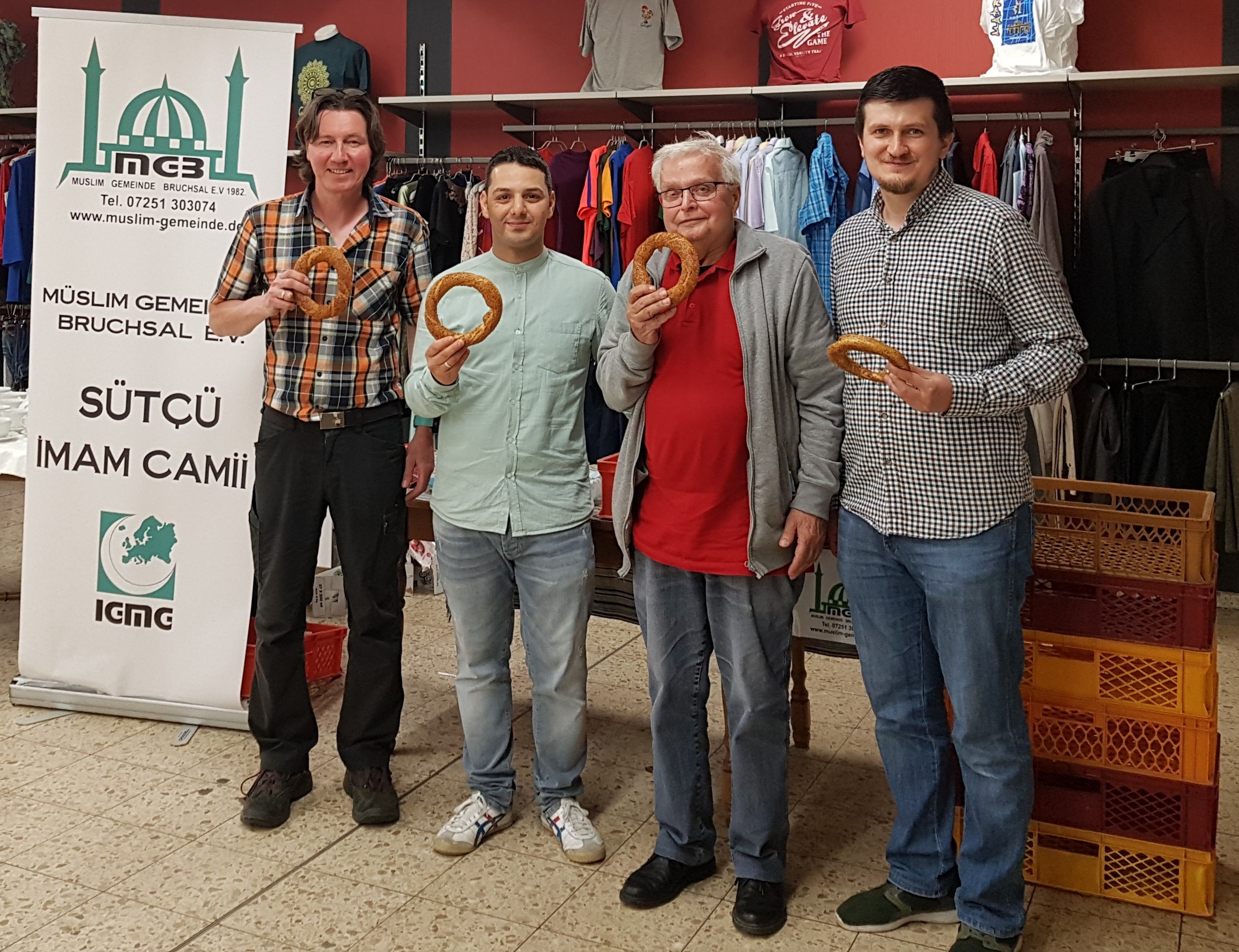 Freuten sich bei der Spendenübergabe (von links): Oliver Frowerk, Abdurrahman Yalcin, Ulrich Ellinghaus, und Cihan Yüksel.
