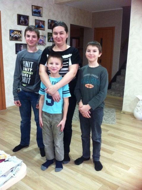 Pflegemutter Nadja Galyuk mit den Pflegekindern Pascha (14), Wogdan (10) und Mischa (12).  | Foto: Kreppein