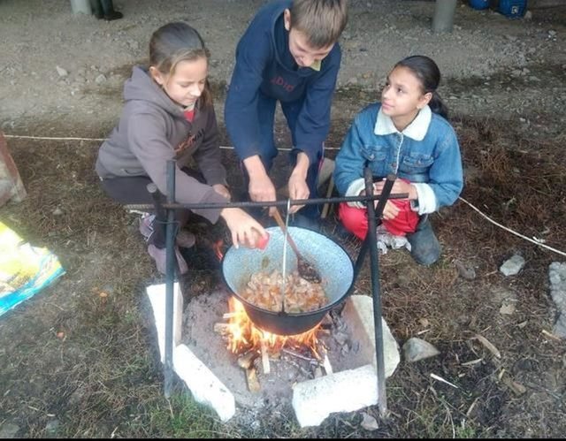 Kochen am offenen Feuer: Auch für die Kinder der ukrainischen Pflegefamilie Hoycuk ein Erlebnis. | Foto: Kreppein