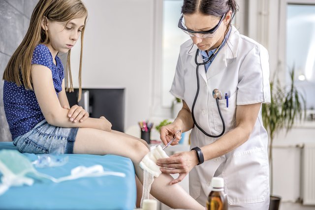 Kleine Verletzungen gehören zum Alltag. Nach einer gründlichen Wundreinigung bewährt sich für eine schnelle Heilung besonders ein modernes Wundgel mit Zink und Eisen. | Foto: kerkezz/stock.adobe.com