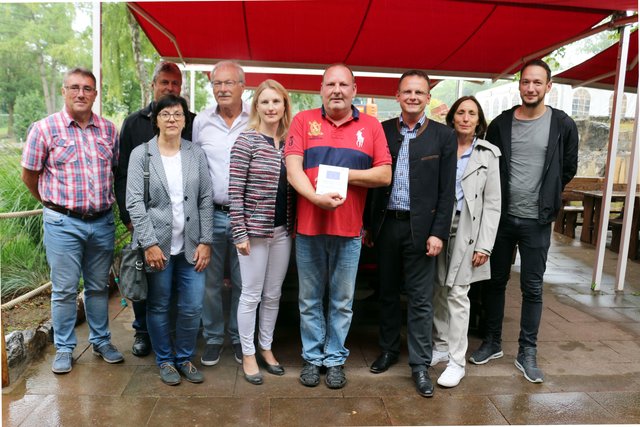 Von links: Sarina Pfründer (Bürgermeisterin Sulzfeld), Gerd Kochlik (Pächter des Geländes) sowie Armin Ebhart (Bürgermeister Kürnbach) mit Kürnbacher Gemeinderäten.