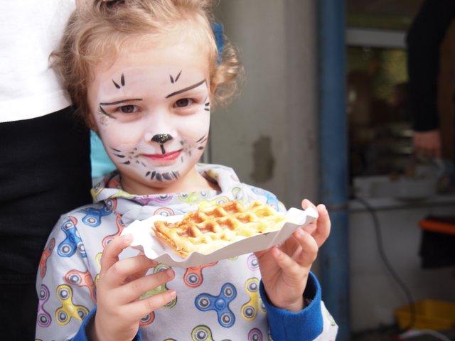 Mit Maske schmeckt eine Waffel noch besser ...