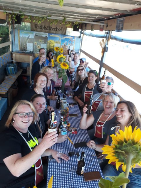 Hoch auf dem gelben Wagen: Felderrundfahrten auf dem Eichhälderhof | Foto: Privat