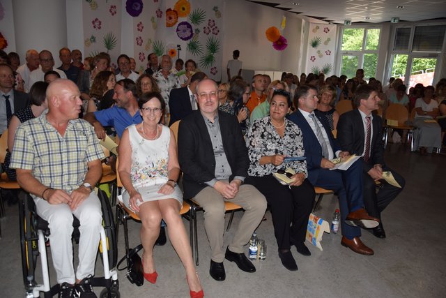 Prominenz in der ersten Reihe: Die scheidende ESG-Rektorin Annelie Richter (Zweite von links), Nachfolger Daniel Richter mit Frau sowie Oberbürgermeister Martin Wolff und Bürgermeister Michael Nöltner. | Foto: ch