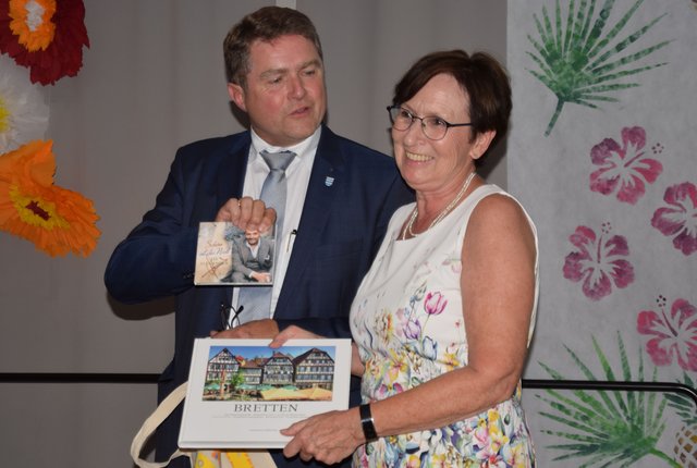 Abschiedsgeschenke: Oberbürgermeister Martin Wolff bedankt sich bei Annelie Richter.  | Foto: ch