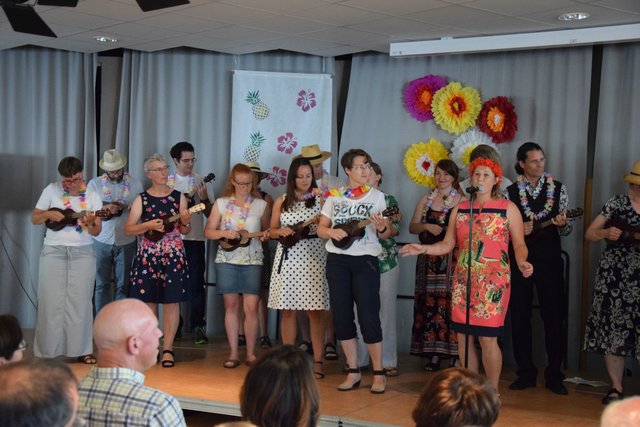 Überraschung auf Hawaiianisch: Das extra dafür gegründete Ukulele-Ensemble setzte den musikalischen Schlusspunkt unter die Verabschiedungsfeier am ESG. | Foto: ch