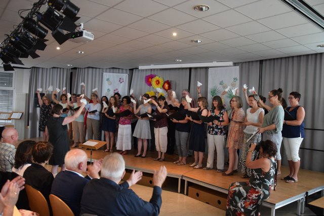 Winke winke: Der Chor holte die Taschentücher heraus. | Foto: ch