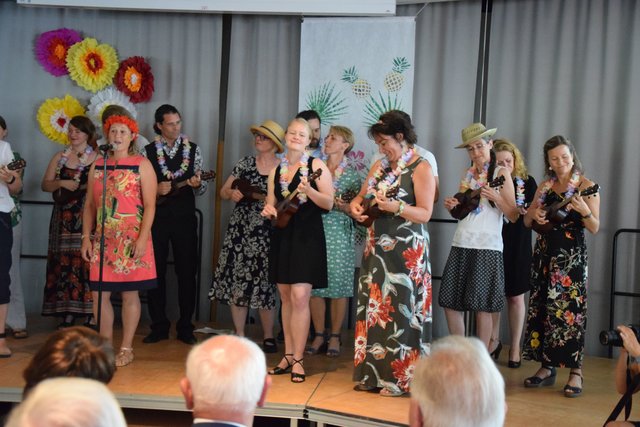 Eine "Fehlinvestition" nutzbar gemacht: 27 überzählige Ukulelen wurden kurzerhand für den Abschiedssong "Somewhere over the Rainbow" eingesetzt. | Foto: ch
