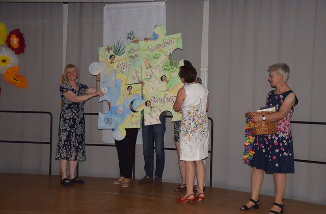 Aufgabe statt Geschenken: Die Schulgemeinschaft zeigte sich für die vergangenen elf Jahre unter der Leitung von Annelie Richter erkenntlich. | Foto: ch