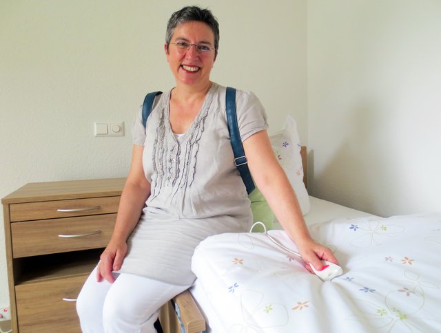 Schaut sich die neuen, freundlich gestalteten Räume an und freut sich auf eine Kooperation: Birgit Fritz, angestellte Apothekerin bei der Hirsch-Apotheke in Bretten. | Foto: Jennifer Warzecha