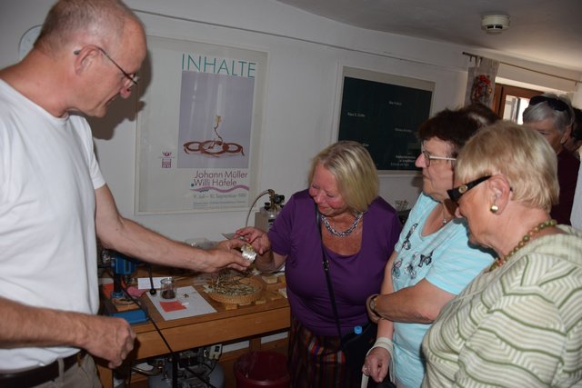 In der Schmuckwerkstatt: Die Leserinnen durften einzelne Schmuckstücke auch anfassen. | Foto: ch