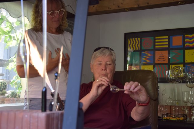 Der erste Versuch: Die Besucher/innen durften jeweils eine eigene Glaskugel blasen | Foto: ch